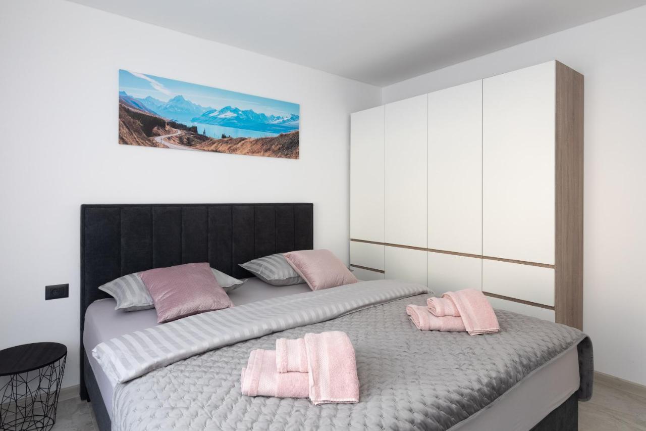 Luxury Apartment Lorena - Private Heated Pool - Йесенице Екстериор снимка